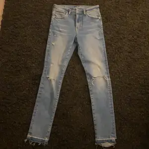 Säljer dessa ljusblå skinny jeans i strl Xs från hm. Knappt använda. Det står ingen storlek på byxorna men skulle gissa på att de är Xs. Säljer på grund av att de har blivit för små. Kontakta mig om du är intresserad💕