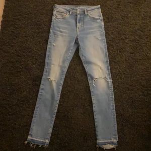 Ljusblå jeans - Säljer dessa ljusblå skinny jeans i strl Xs från hm. Knappt använda. Det står ingen storlek på byxorna men skulle gissa på att de är Xs. Säljer på grund av att de har blivit för små. Kontakta mig om du är intresserad💕