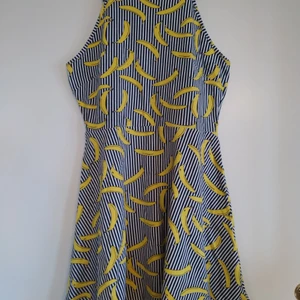 Skaterdress 🍌 bananas klänning  - Snygg, i fint skick. Stretch, passar ca 40/42! 