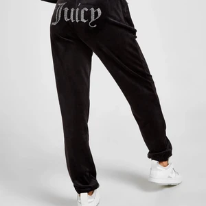Juicy Couture byxor för endast 300kr!! - Juicy couture mjukis och jätte bekväma☺️ söker då de bara står i garderoben och tar plats! Kostade 780kr men sälj för 300kr! Först i kvarn🥰