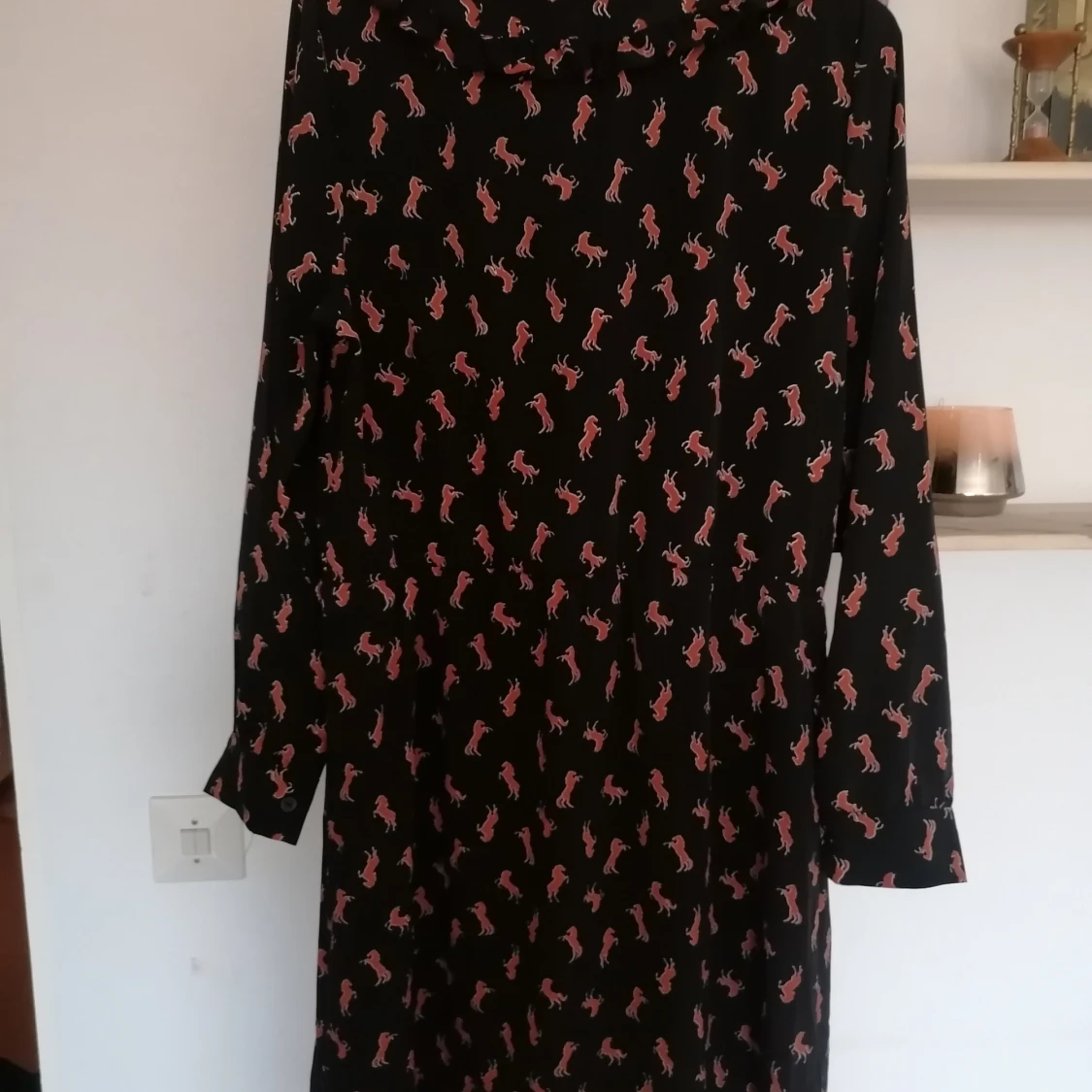 Klänning med volangkrage från Monki  - 90