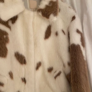 Fake päls jacka - Säljer jätte fin jacka i fake päls i ko mönster, perfekt till vintern🤍 