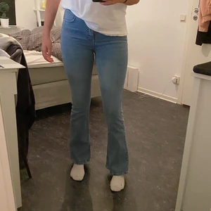Blå jeans - Superfina blåa jeans från Gina! Lite smått åt bootcut hållet och sååå bekväma. Skulle uppskatta storleken till en s/m 🥰