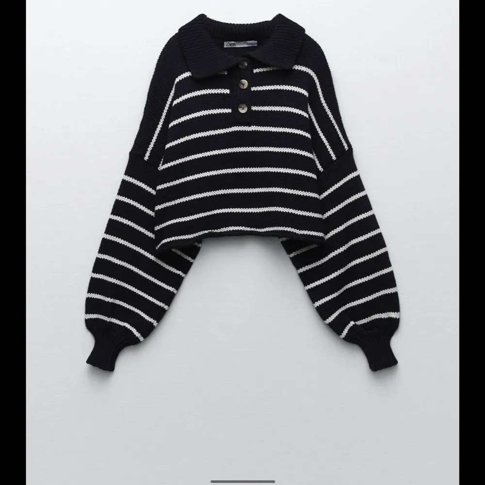Så fin stickad tröja från Zara som tyvärr inte kommit till användning. Köpt för ca 1-2 månader sedan och endast använd en gång dvs nyskick!! Köpt för 399kr. Bara att skriva för fler bilder☺️. Stickat.