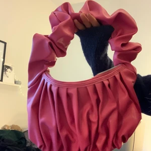 Rosa väska  - Supersöt unik rosa väska köpt på ASOS. Rymlig och fina detaljer 🤍 möts upp i Göteborg eller fraktar!
