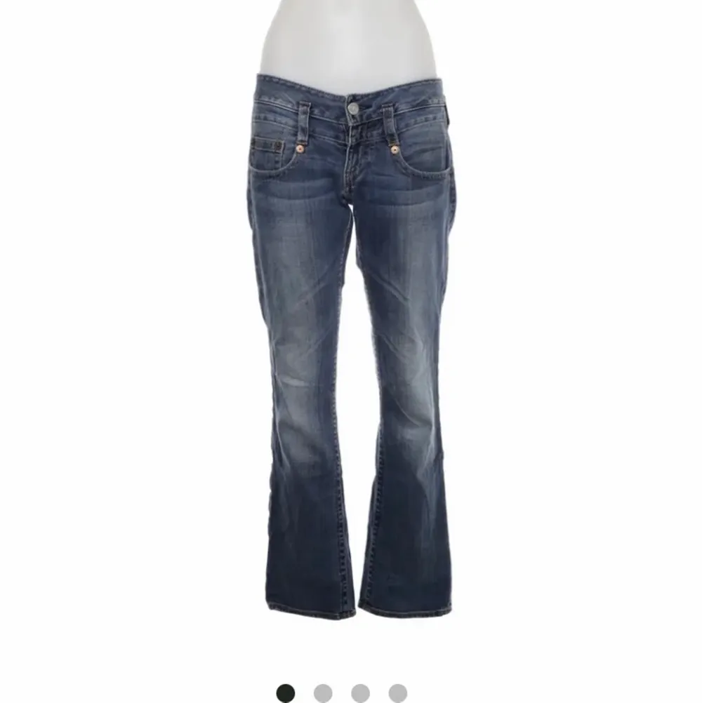 Så snygga jeans köpta på sellpy!! Midja: 84 cm innerbensmått; 80 cm. Jag är 175 cm💕 skriv vid frågor :). Jeans & Byxor.
