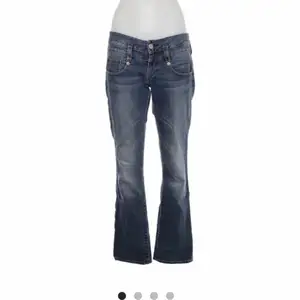 Så snygga jeans köpta på sellpy!! Midja: 84 cm innerbensmått; 80 cm. Jag är 175 cm💕 skriv vid frågor :)