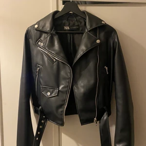 Skinnjacka från Zara - Skinnjacka köpt förra året från Zara, super bra skick i storlek S. Köparen står för frakt ☺️