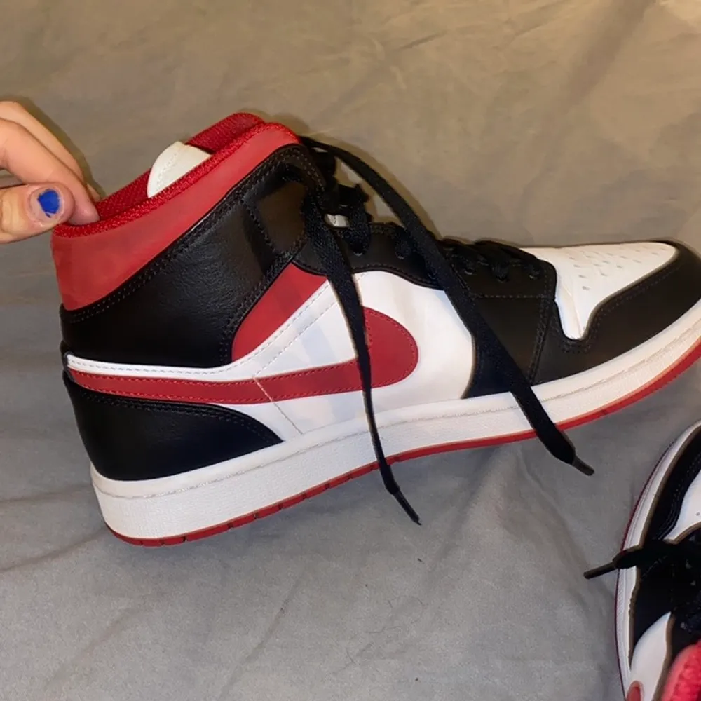 Air Jordan 1 Mid Gym Red som är använda Max 2 ggr. Skriv för mer bilder. Stl 42. 1700 kan sänka vid snabb affär.. Skor.