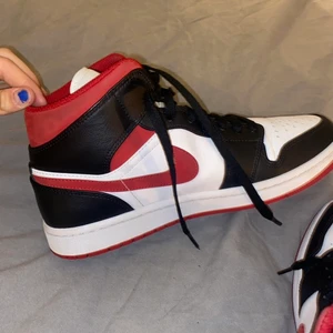 Jordan 1 mid - Air Jordan 1 Mid Gym Red som är använda Max 2 ggr. Skriv för mer bilder. Stl 42. 1700 kan sänka vid snabb affär.