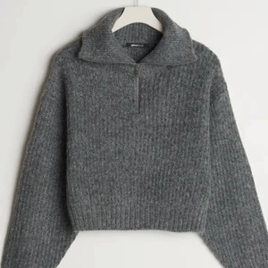 Stickad tröja  - Jättefin stickad tröja från Gina Tricot i storlek S. Fint skick, använd enstaka gånger. Nypris 399kr. Buda privat! Köparen står för ev frakt.