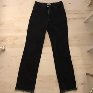 långa, straight jeans i storlek 34. i en urtvättad svartfärg. ganska använda men inget man ser på de.  