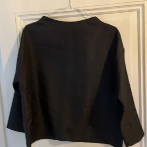 Antracitgrå/svart blus från Wera - Använd ett fåtal gånger. Jag är en normal 38 och den är lagom för mig. Lite större modell som inte sitter tajt. Första och sista bilden representerar färgen. Bild nummer 2 visar mönstret den skiftar i. Samfraktar gärna med övriga annonser 