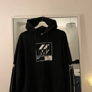 Cool hoodie från Madlady - Svart Hoddie med tryck på både armarna, rygg och fram! 🤍 modellen är lite oversized 