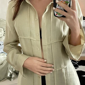 Grön skjorta från Na-kd - Säljer min favorit skjorta från na-kd som tyvärr inte kommer till användning längre. Den är grön och skimrar. Kan skicka fler bilder på begäran. Frakt tillkommer 💚