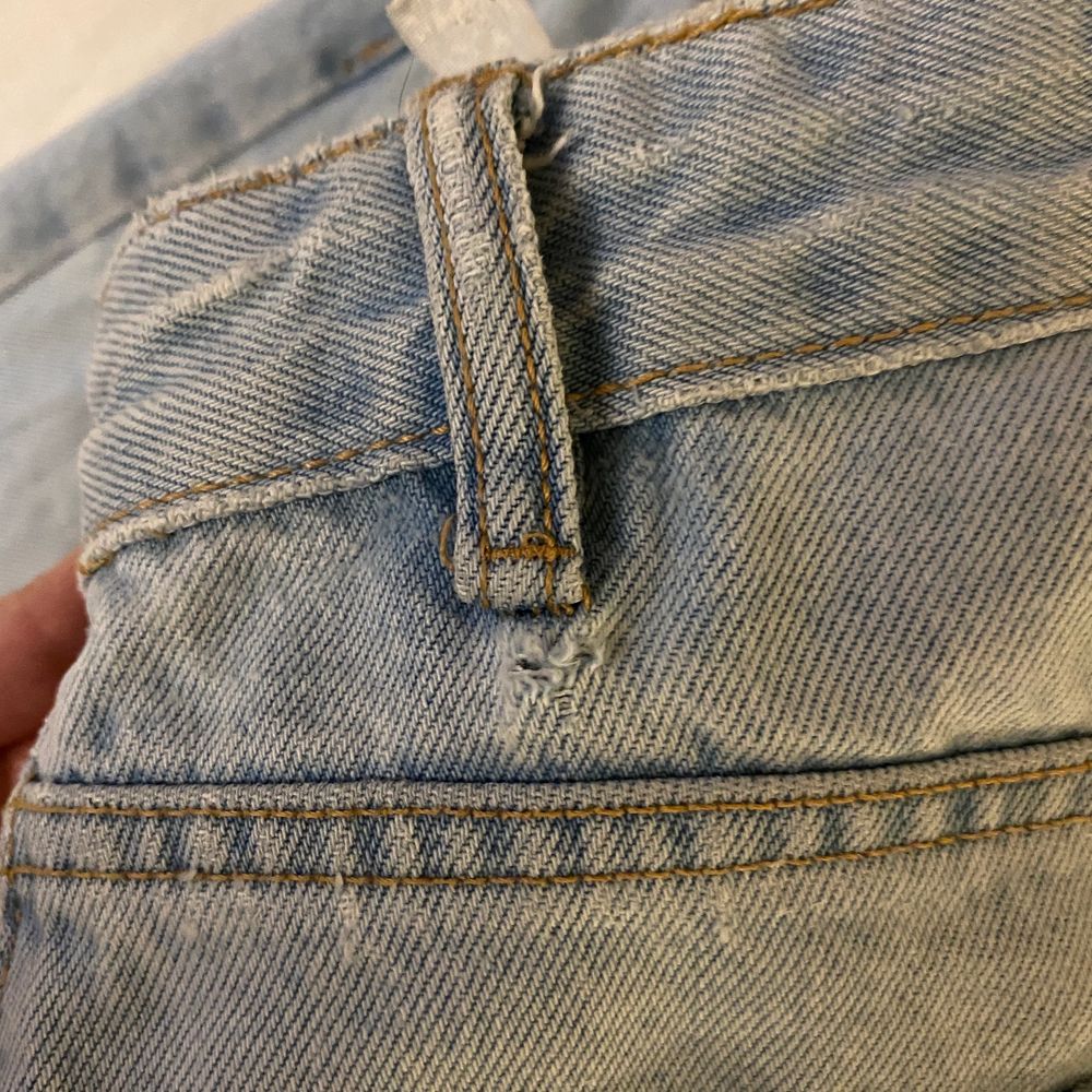 Säljer ett par blåa jeans från zara, säljer dom pga dom inte kommer till användning. Som ni kan se på andra och tredje bilden så är jeansen defekta vid hällorna och där av priset. . Jeans & Byxor.