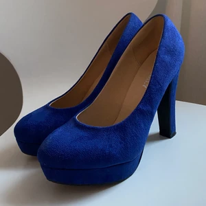 Blå pumps - Blå pumps, sammetsimitation, storlek 41. Använda en gång.