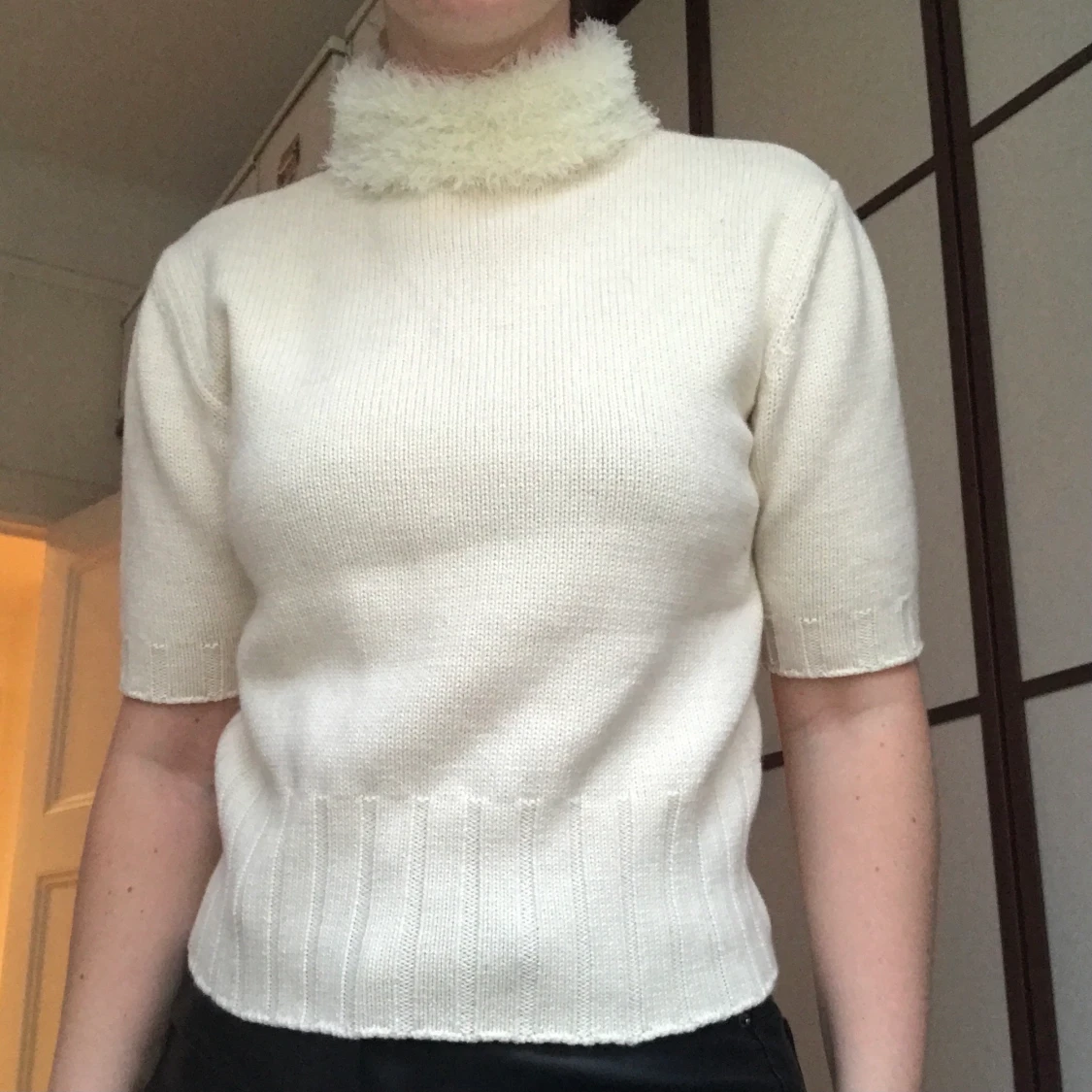 Vit topp med fluffig krage 🤍 - 91