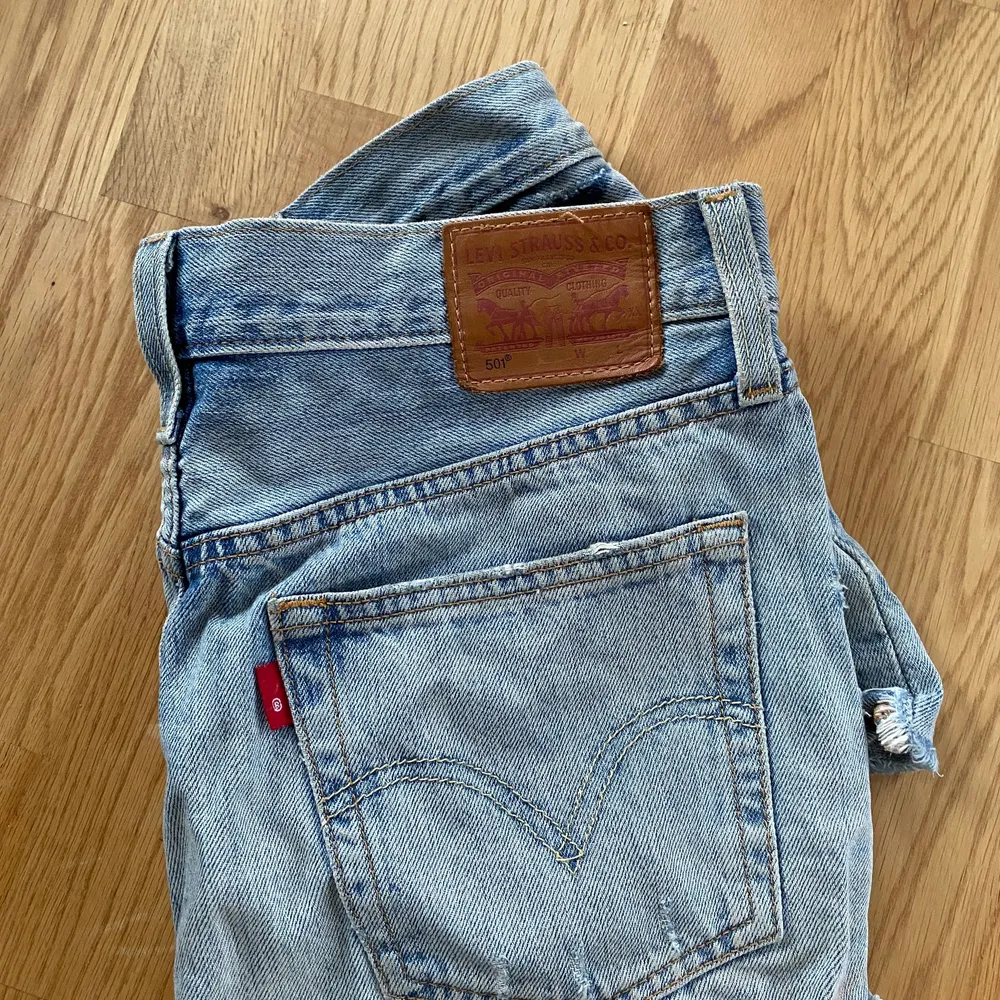 Shorts från Levis som inte används längre. W28. Välanvända men fortfarande fina.. Shorts.