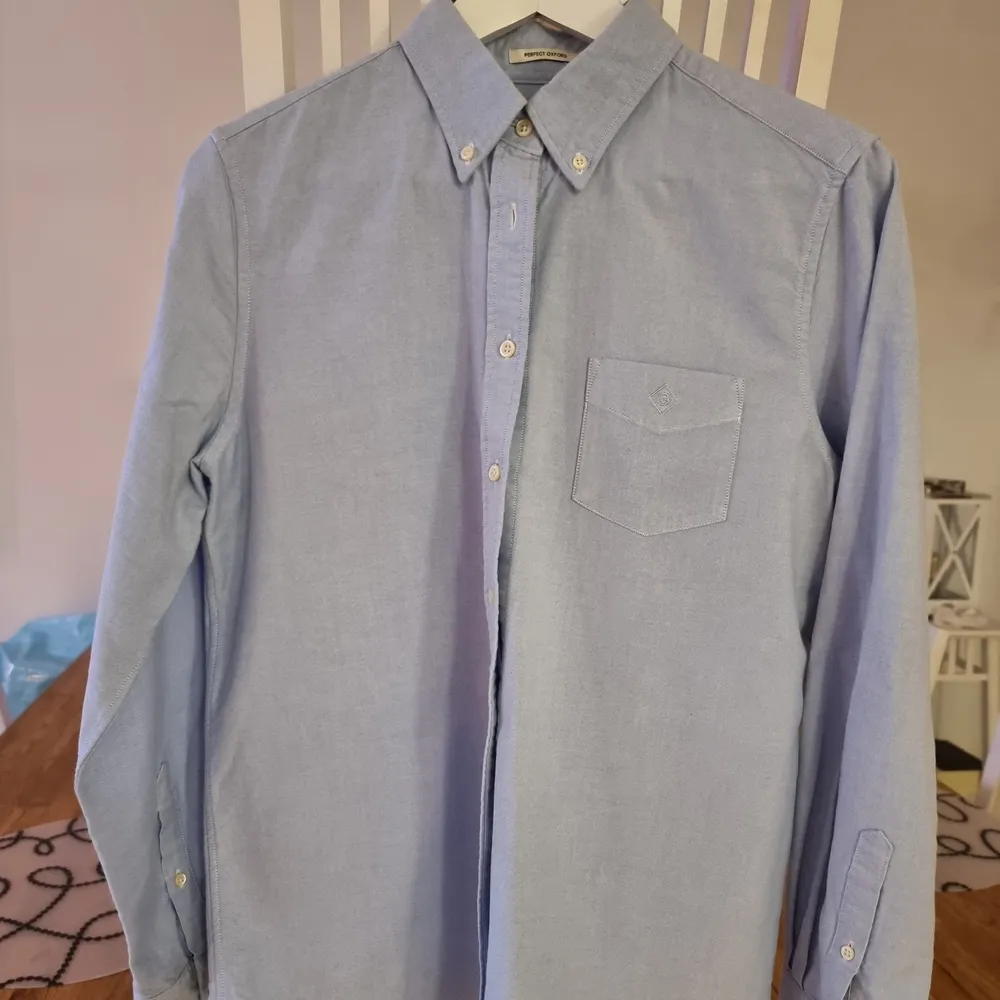 Knappt använd Damskjorta från Gant. Skjortan är i Oxford och nästan i nyskick. Storlek 40 . Skjortor.