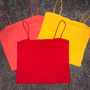 Tre stycken färgglada toppar - Tre stycken färgglada sommar linnen/toppar från Gina tricot. En gul, en röd och en corallfärgad alla för 50kr. Super sköna och perfekta till sommaren, alla tre är i storlek Medium. Köparen står för frakten❣️