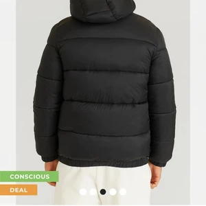 Vinter jacka  - Säljer denna vinterjacka den är köpt i år men aldrig använd. Köpte den för 800men säljer den för 400 Hör gärna av dig om du är intresserad så kan jag skicka fler bilder på den +gratis frakt ☺️