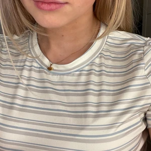 Randig tröja M - Superfin tröja, den sitter som en S men är i M. Säljer för 60kr + frakt men är öppen för andra prisförslag. 🥰