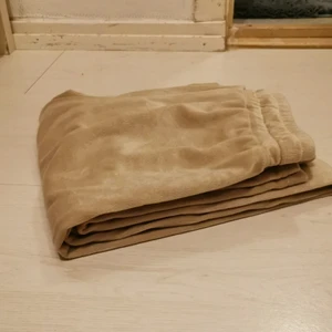 Byxor mjukis - Fina beiga mjukisbyxor från ginatricot köptes för 229