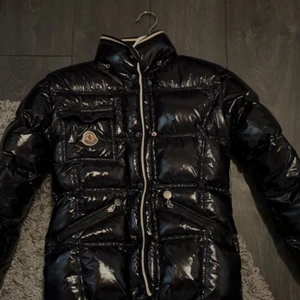 Äkta moncler jacka - Då köparen som vann inte svarade så lägger jag ut på nytt! Vill gärna bli av med jackan så snabbt som möjligt då den inte är min stil längre, i bra skick men lossnat lite vid armarna men går lätt att sy ihop med tråd. Buda gärna 