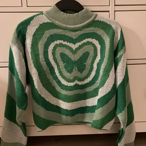 Helt ny tröja - Säljer denna mysiga tröjan, den är varm och go. Perfekt nu till hösten och vintern. Start Pris:90kr, storlek Xs-M (helt ny aldrig använd)💕💕💕