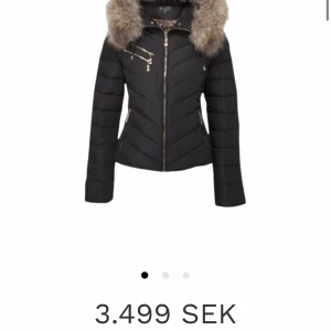 Hollies vinterjacka - Säljer min supersköna varma vinterjacka perfekt nu till vinter då den inte kommer till användning längre, endast använd fåtal gånger därav nyskick. Skriv för fler bilder och frågor💕