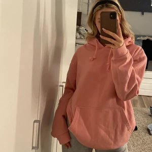 Rosa hoodie - En ljusrosa hoodie som inte kommer till användning längre, köpt i somras.
