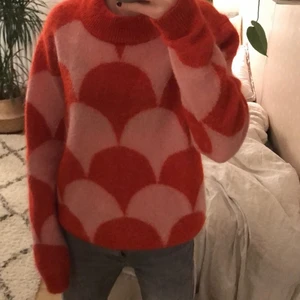 Stickad tröja - Superfin stickad rosa röd tröja från märket Second Female!!🙌🏼💕Den är i storlek L men sitter som M/S beroende på hur man vill ha den. Jag har storlek Xs i vanliga fall och den sitter oversize på mig💖Köpte för ca 700 kr🌟