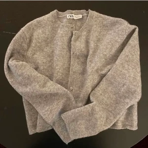 jätte fin kofta! - jätte fin slutsåld kofta från zara! knappt använd 🥰 Storlek L men sitter fint på en S också 🥰🥰