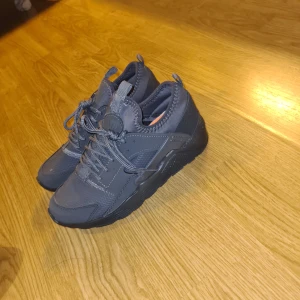 Ljusgråa skor bilden gör dom ej rättvis  - Helt nya aldrig använda då jag köpte dom i present till min lillasyster men hon hade redan fått ett par likadana så blev dubletter. Sköna skor, jag har testat dom inomhus men jag äger för många skor därför säljer jag dom istället. Storleken är 38 nypris 450 säljer dom för 200 kan hämtas i arlöv eller skickas med spårbart paket som ligger runt 140-160 