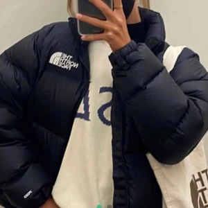 The north face jacka  - En svart north face jacka nupse i storlek Small. Använd ett fåtal gånger. Jätte varm och skön. Köp direkt för 2000 Kr 💗.                                                          Fler bilder finns 
