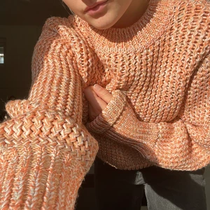 Stickad tröja - Stickad tjock tröja i orange/vit färg. Super varm och mysig. Använt enstaka gånger. Nyskick. Otroligt lyxigt material känns exklusivt. Muddade armas som går att rulla upp. Orginal pris 600kr