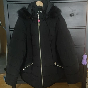 Vinterjacka, svårt, strl 62/64 - Fin vinterjacka i nyskick, storlek 62/64. Använd ett fåtal gånger då jag gått ner snabbt i vikt. 