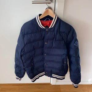 Gant jacka  - En marinblå Gant jacka. Jackan andvänd fåtal gånger fantastiskt skick. Ny pris 3000kr