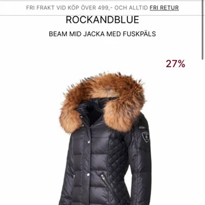 Rock and blue Jacka  - En nästan helt ny rock and blue jacka som bara har använts 1 vinter. Äkta päls men om man vill har jag en fuskpäls man kan få med istället. Helt ny skick. Säljer pågrund av att jag har köpt en ny jacka. Jättefin och ser helt ny ut 