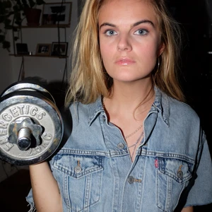 Levi’s denimtopp  - Denimtopp med avklippta armar. Använd ett fåtal gånger. Croppad modell. 