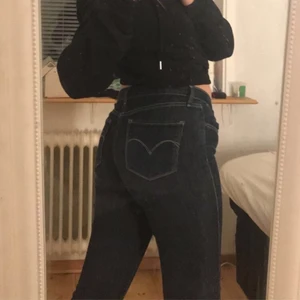 Mörka Levis jeans😍 - Super fina jeans i bra passform som igenkligen kostar över dubbla priset🤭💕