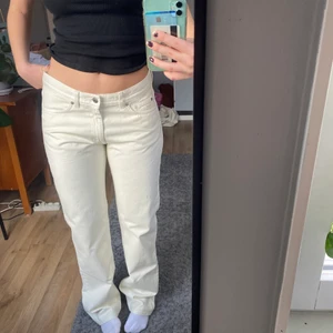 Vita Arket-jeans strl 31 - Helt nya vita straightleg-jeans från Arket, i storlek w31. Långa i benen på mig som är 173cm, och sitter som mid waist. Säljer för att de är lite för stora i midjan på mig. Helt oanvända och så fina med lappen kvar!