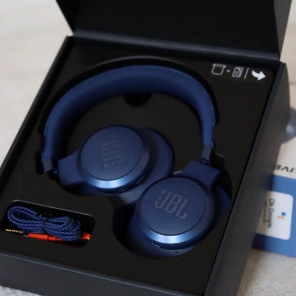 Splitternya JBL Live660-bluetooth lurar med denoise säljes, aldrig använda bara uppackade. Köpte dem på företaget men insåg efter att ha provat dem att jag hellre föredrar EarPods som är mindre... Så säljer dem istället!  Lurarna har Googles Alexa inbyggt (vilket betyder att man kan be google göra typ vad som helst såsom skicka sms, höja volymen, läsa upp dagens schema etc), men även vanliga Siri.  Den bästa funktionen är tveklöst noise cancelling, vilket gör att lurarna utesluter ALLT brus så d. Övrigt.