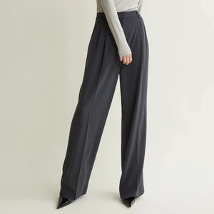 Mörkgrå vida kostymbyxor - Säljer dessa ursnygga kostymbyxor då de inte kommer till användning, Hör av dig vid intresse💞