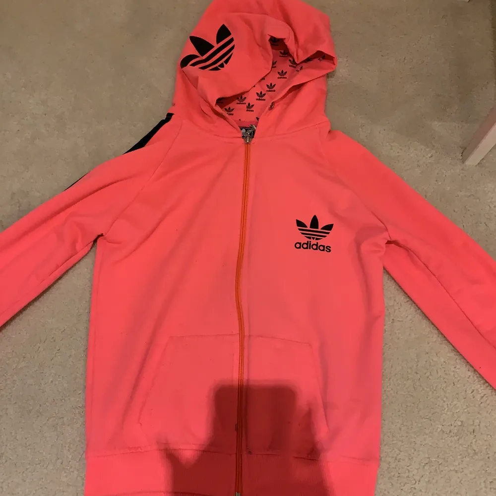 Jätte fin neon rosa adidas hoodie älskar den.Frakten betalar man själv !! . Hoodies.