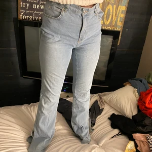 Byxor med slit vid foten - Dom är väldigt bekväma men faller mig inte i smaken, dom är lite stretchiga oxå så folk i större storlek än byxorna får helt klart plats i dem!❤️