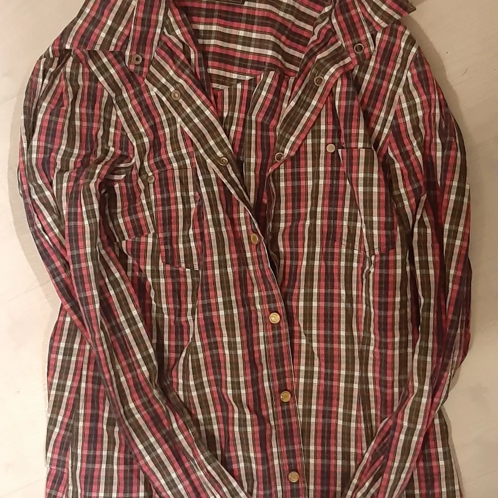 Vintage peak skjorta. Strl L och oversized på mig (strl s). Säljer för 70 kr och köparen betalar frakt. . Skjortor.
