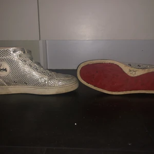 Christian Louboutin  - Louboutins i ett okejskick, lite slitna men väldigt snygga. Säljes i befintligt skick.