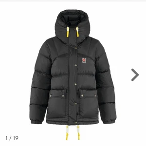 Fjällräven jacka  - Jag köpte min fjällräven jacka för en vinter sen alltså förra vintern! Inga skador! Den har bara anväds en vinter! Jag säljer den då den inte passar mig det är inte min still längre! Vet att den är populär just nu så hoppas nån vill köpa! Jag säljer den billigt pågrund av att jag har inte plats och vill bli av med den!❤️ hör av er för flera bilder. Pris kan diskuteras vid snabb affär!